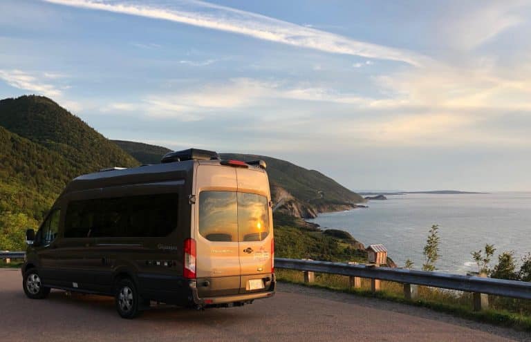 Fraserway Van Conversion camper op Cabot Trail Cape Breton kust