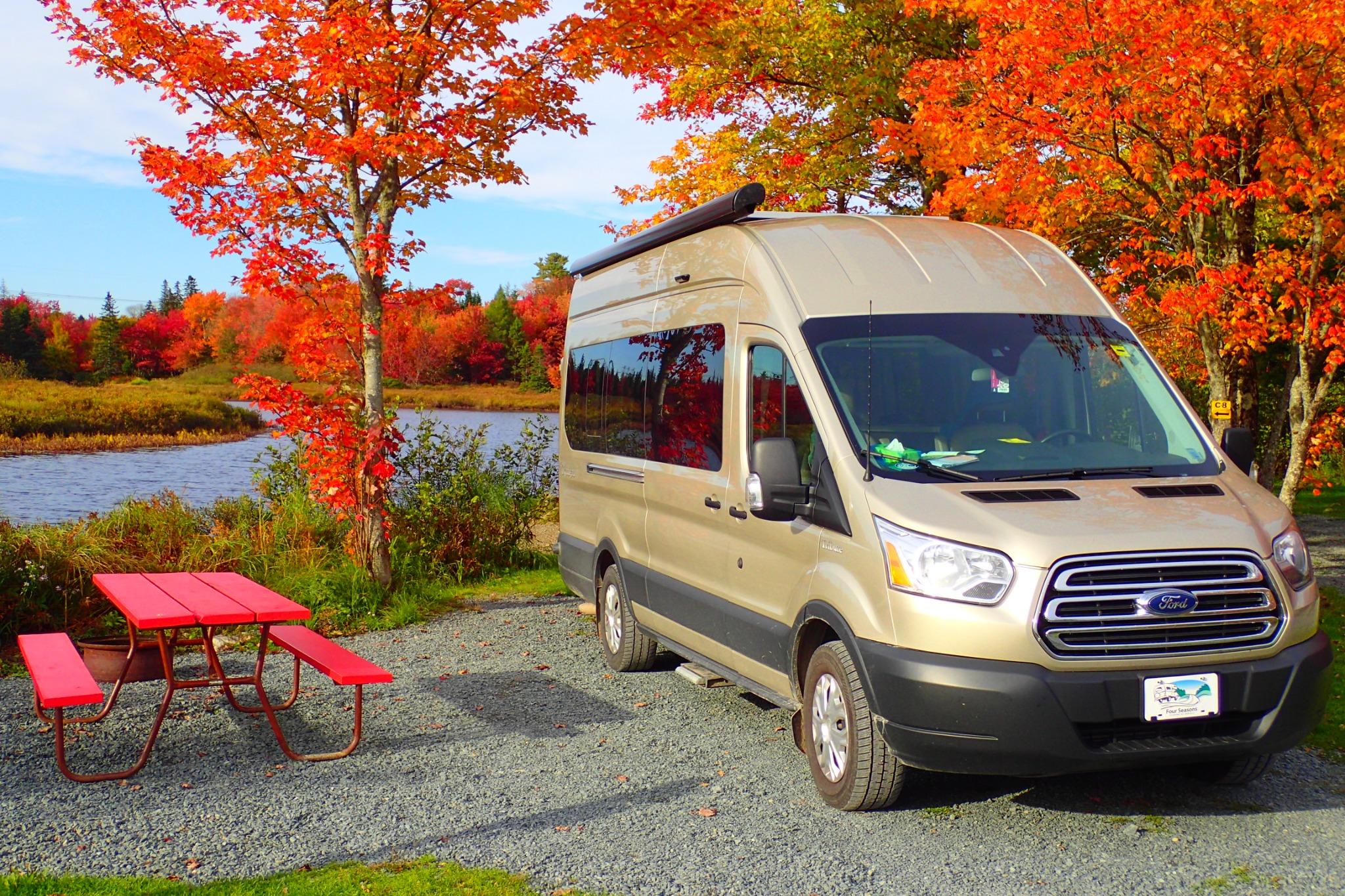 Fraserway Van Conversion camper bij meer met rode herfstbomen