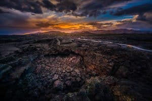 Lavaveld bij zonsondergang in Craters of the Moon