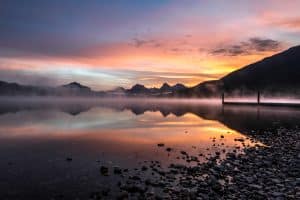 Meer bij zonsopkomst in Glacier National Park