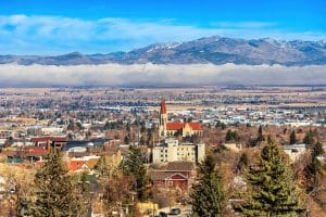 Stadszicht van Helena met bergen in Montana