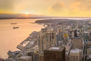 Stadszicht van Seattle bij zonsondergang aan het water