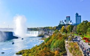 Niagara Falls vanaf de Canadese zijde met waterval en park