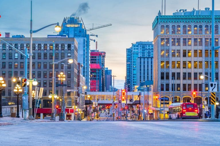 Ottawa stadscentrum met verlichte gebouwen in de avond