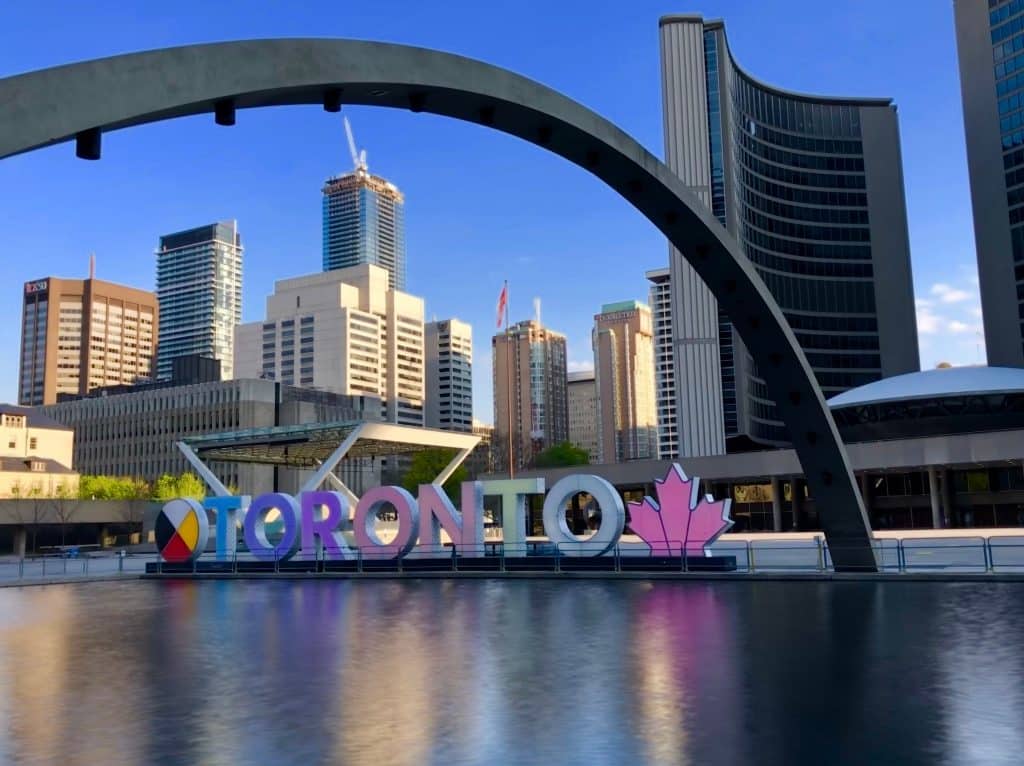 Toronto Nathan Phillips Square met Toronto sign en stadskantoor