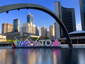 Toronto Nathan Phillips Square met Toronto sign en stadskantoor