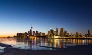 Eastern Explorer: Toronto skyline bij zonsondergang met CN Tower aan het water