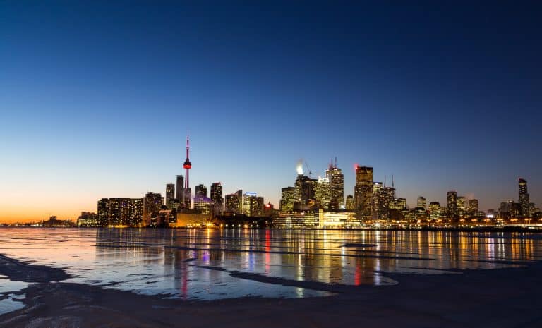 Eastern Explorer: Toronto skyline bij zonsondergang met CN Tower aan het water