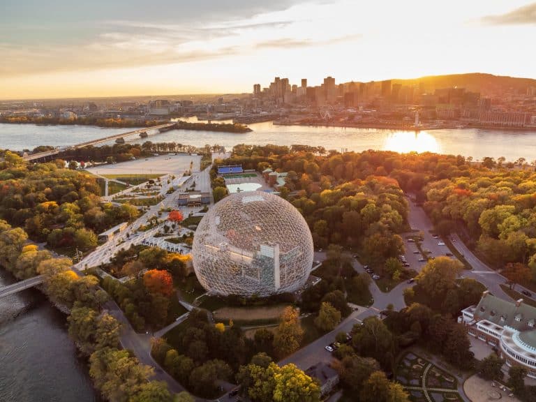 Montreal Biosphere en skyline bij zonsondergang