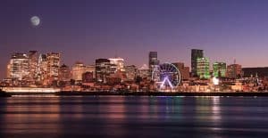 Montreal skyline met reuzenrad langs de rivier bij nacht