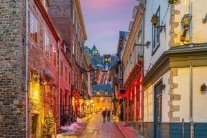 Quebec City historische straat met funicular in de avond