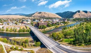 Stadsaanzicht van Missoula met brug en rivier in Montana