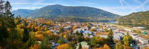 Stadsaanzicht van Nelson in British Columbia in herfstkleuren