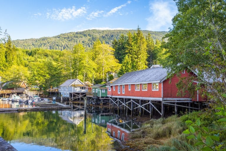 Houten huisjes aan het water in Telegraph Cove