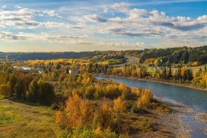 Herfstlandschap langs de Bow River bij Cochrane in Alberta