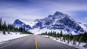 Icefields Parkway met besneeuwde bergen in Alberta