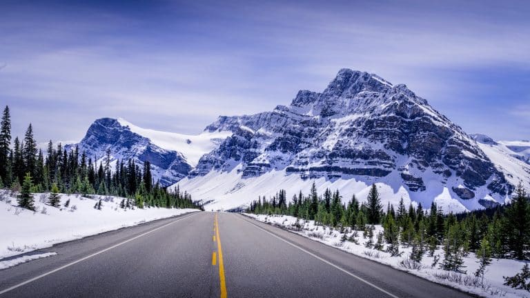 Icefields Parkway met besneeuwde bergen in Alberta