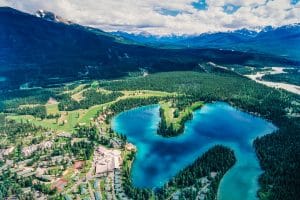 Beauvert Lake in Jasper National Park vanuit de lucht