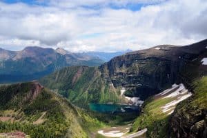 Bergmeer met bergen in Waterton Lakes National Park