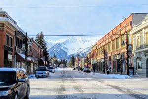 Winterse hoofdstraat van Fernie met bergen in British Columbia