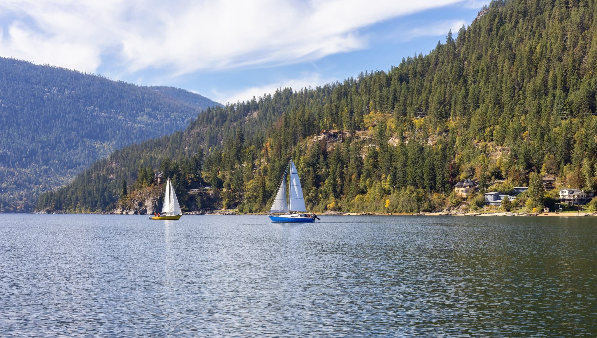 Zeilboten op Kootenay Lake bij Nelson in British Columbia