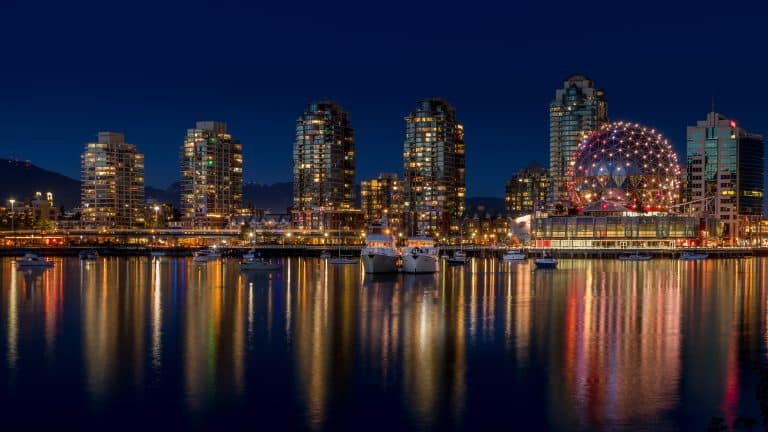 Avondzicht op False Creek en skyline van Vancouver