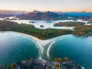 Luchtfoto van Chesterman Beach bij Tofino