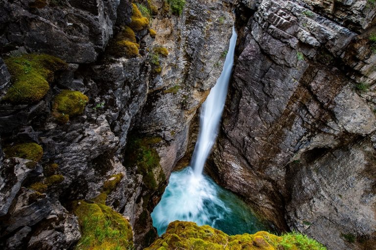 Waterval in bergkloof bij Banff in de Canadese Rockies