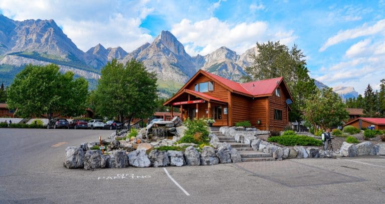 West Canada AB Canmore houten lodge met bergen