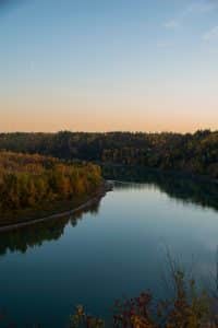 Rivier met herfstbossen bij Edmonton in Alberta