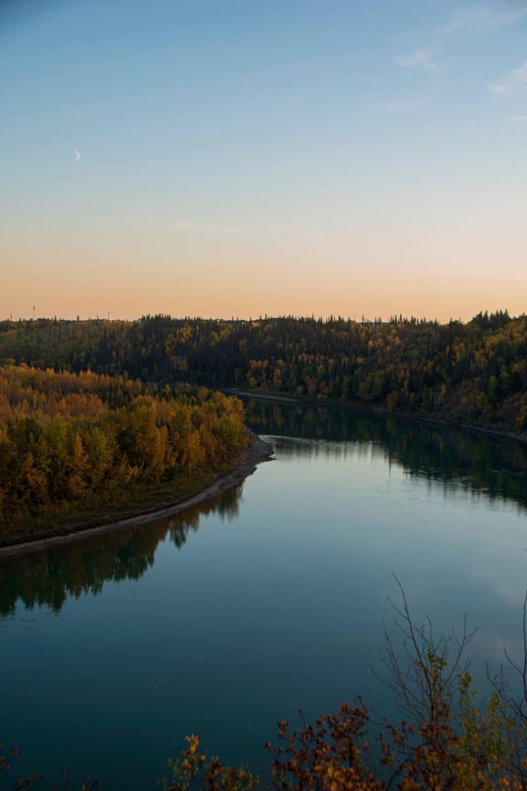 Rivier met herfstbossen bij Edmonton in Alberta