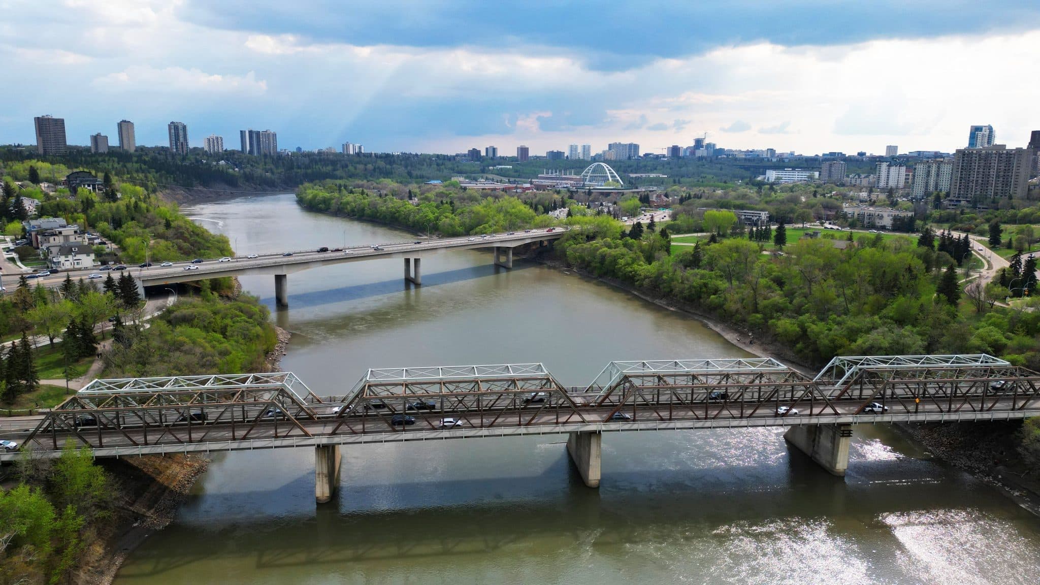 Rivier met bruggen en stadszicht bij Edmonton in Alberta