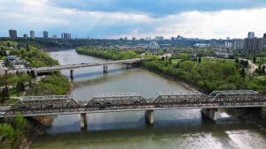 Rivier met bruggen en stadszicht bij Edmonton in Alberta
