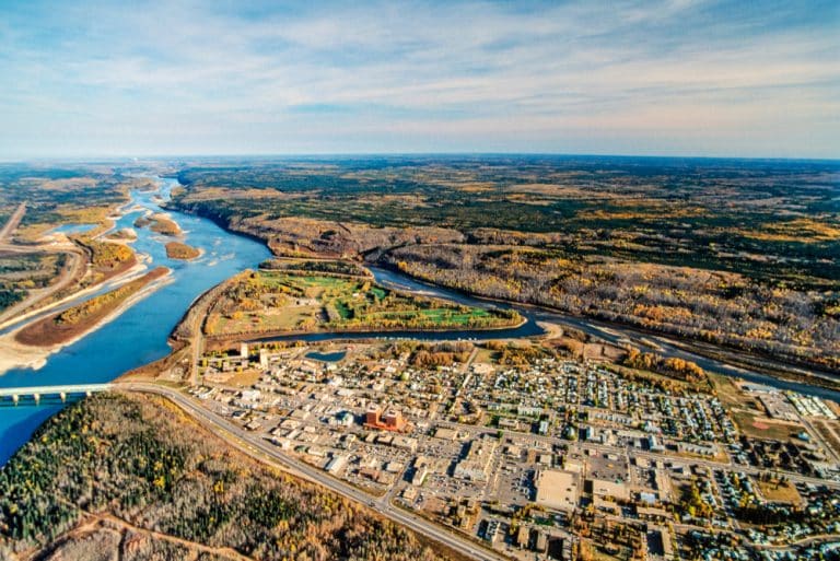 West Canada AB Fort McMurray luchtfoto stad en Athabasca rivier