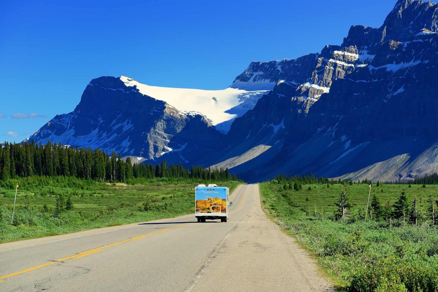 Camper op Icefields Parkway tussen bergen in Alberta Canada