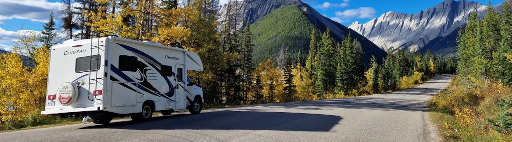 Camper op bergweg in Jasper Canada met bomen en bergen