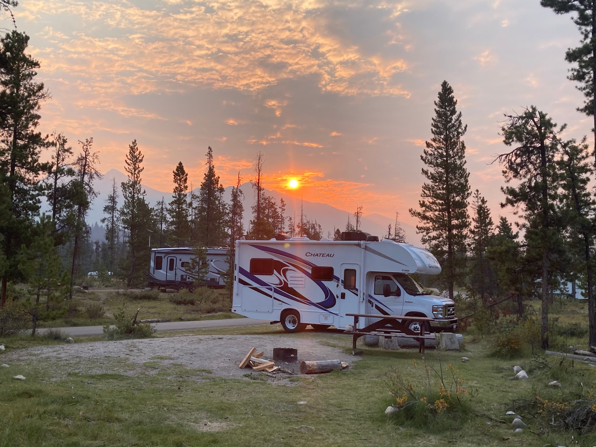 Camper op camping in Jasper Canada bij zonsondergang