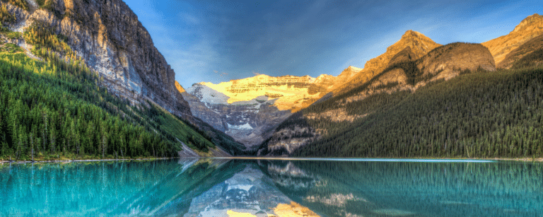 Lake Louise in Alberta met turquoise meer en bergreflectie.