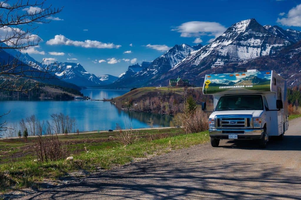 Camper bij Waterton Lake met bergen in Alberta Canada