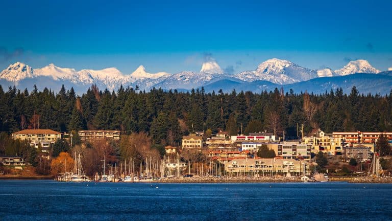 West Canada BC Comox waterfront met jachthaven en bergen