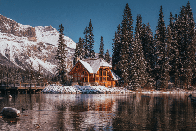 Emerald Lake in British Columbia met lodge, sneeuw en dennenbos.