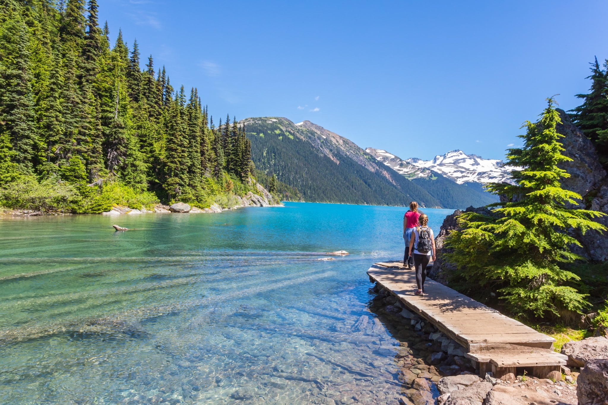 West Canada BC Garibaldi Provincial Park wandelpad langs bergmeer