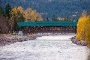 Houten overdekte brug over rivier bij Golden in British Columbia