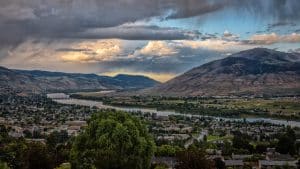 Stad Kamloops aan rivier tussen heuvels in British Columbia