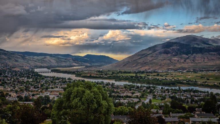West Canada BC Kamloops stad met rivier en heuvels