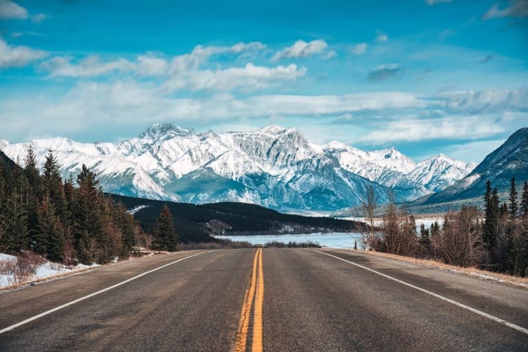 West Canada BC Kootenay National Park weg door bergen in de winter