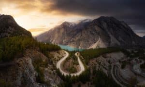 Bergweg met rivier en bergen bij Lillooet in British Columbia