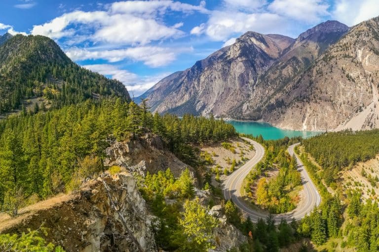 West Canada BC Lillooet bochtige weg langs bergmeer