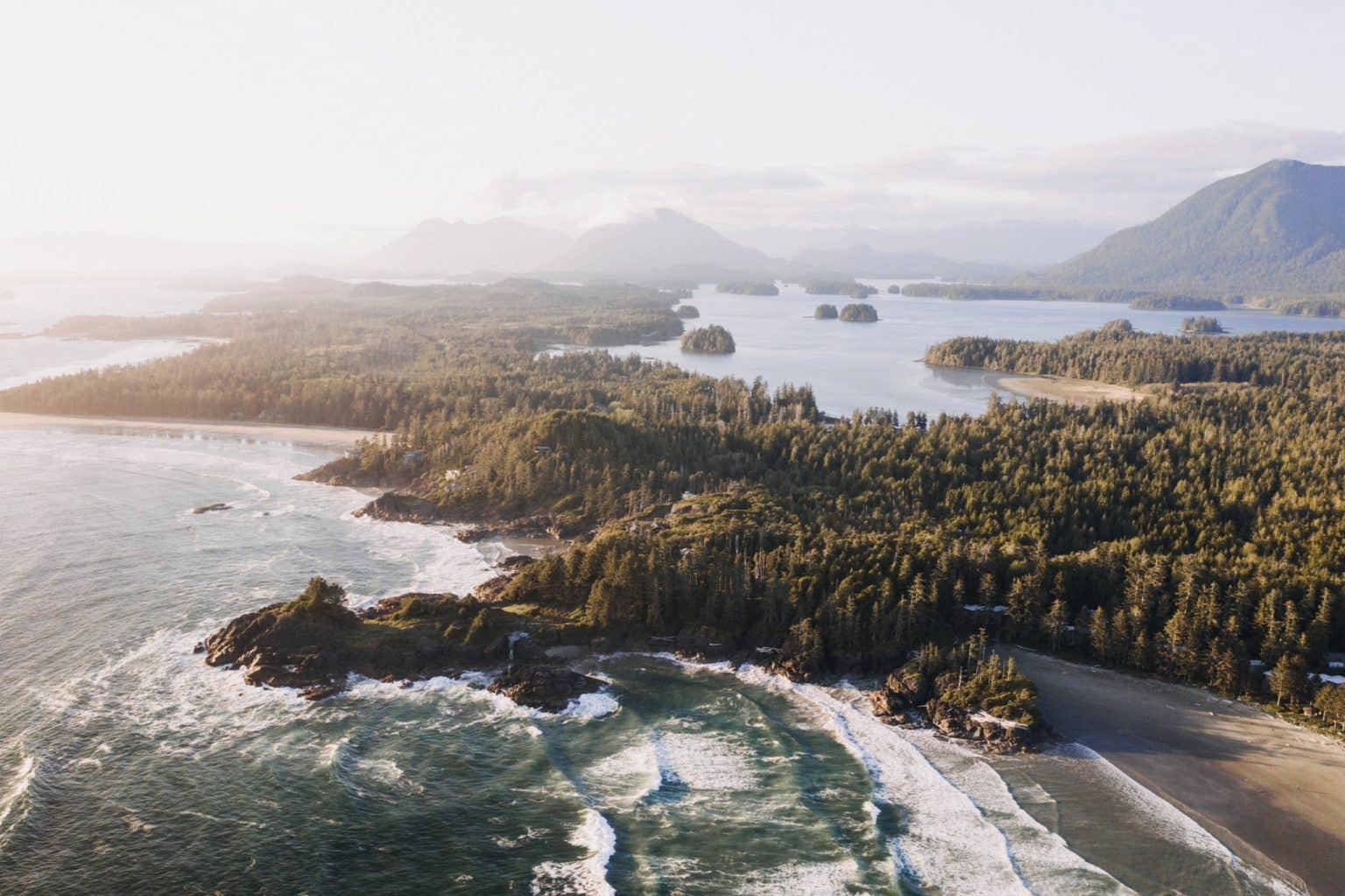 West Canada BC Pacific Rim National Park kustlijn met eilanden en bos