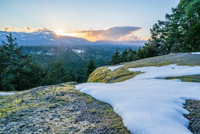 West Canada BC Parksville boslandschap met bergen bij zonsondergang